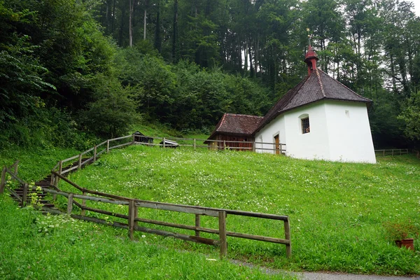 Kościół w pobliżu pilgrim's hostel — Zdjęcie stockowe