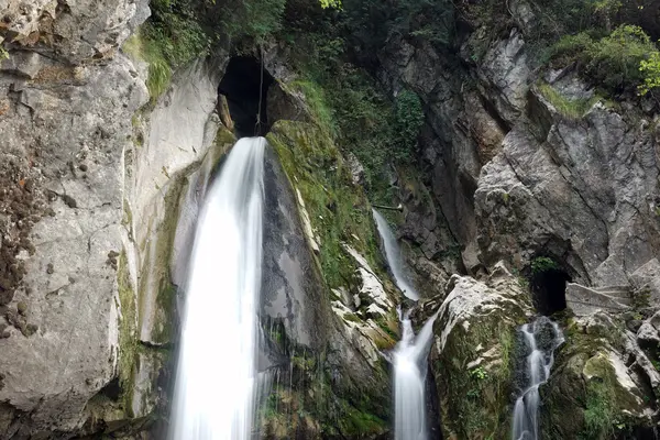 Risletenschlucht Wasserfälle und Berg — Stockfoto