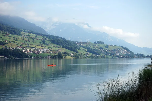 Orange Kanu und See — Stockfoto