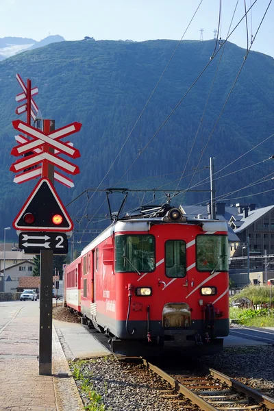 Röda tåget i schweiziska Alperna — Stockfoto