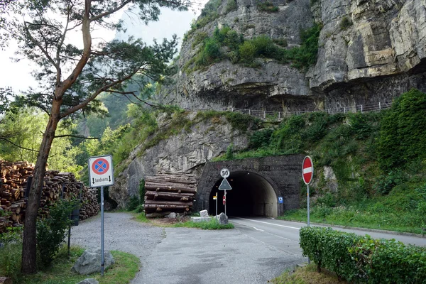 Tunnel und Straße — Stockfoto