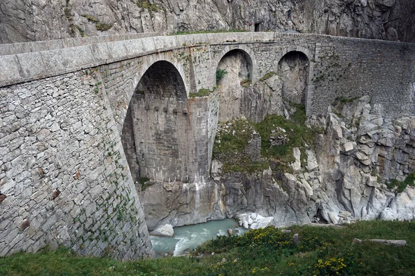 Ponte de pedra em Alpes Suíços — Fotografia de Stock