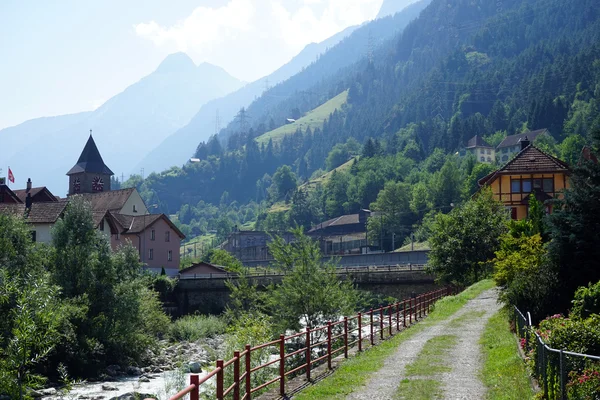 Brücke und Häuser — Stockfoto