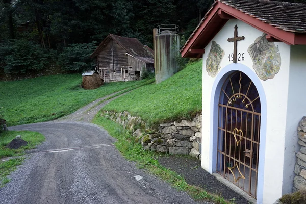 Μικρό εκκλησάκι στις Swiaa Άλπεις — Φωτογραφία Αρχείου