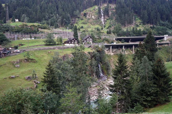 Karayolu Köprüsü dağ — Stok fotoğraf