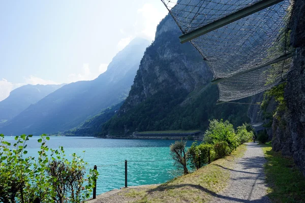 Fussweg in der Nähe von Fels und Luzerner See, Schweiz — Stockfoto