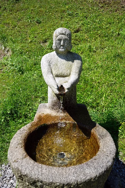 Fuente de hormigón y hierba —  Fotos de Stock