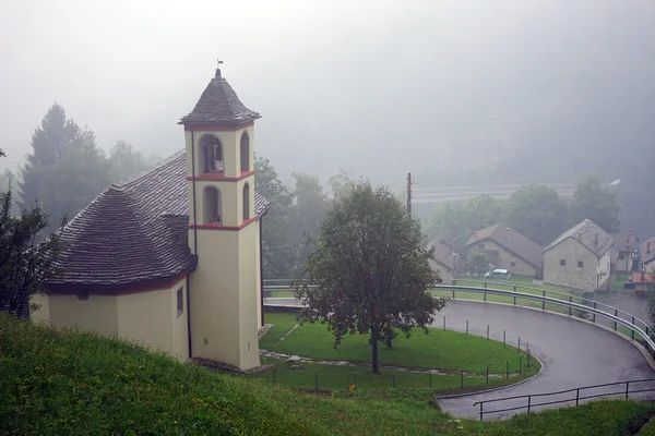 Steinkirche in den Schweizer Alpen — Stockfoto