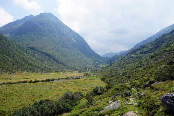 Sendero en montaña suiza — Foto de Stock