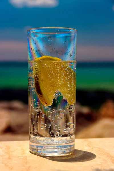喝苏打水和柠檬 — 图库照片
