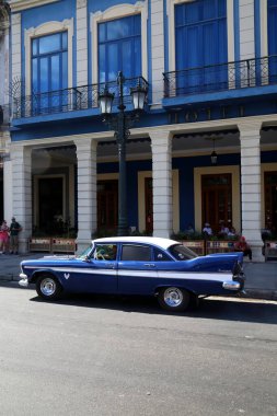 Küba 'nın eski Havana merkezinde bir şehir caddesinde Amerikan retro arabası.