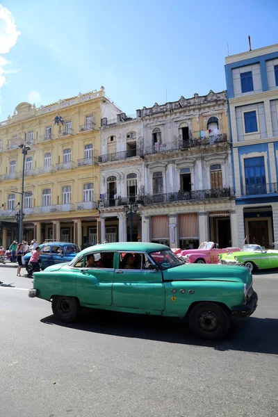 Американский Ретро Автомобиль Городской Улице Старом Центре Гаваны Куба — стоковое фото