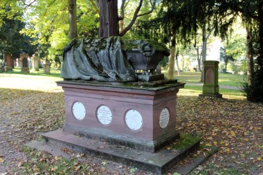 Ren kıyısındaki Bingen 'de eski bir mezarlık, Almanya' nın Rhineland-Palatinate eyaletinde yer alan bir şehirdir..