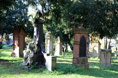 Ren kıyısındaki Bingen 'de eski bir mezarlık, Almanya' nın Rhineland-Palatinate eyaletinde yer alan bir şehirdir..