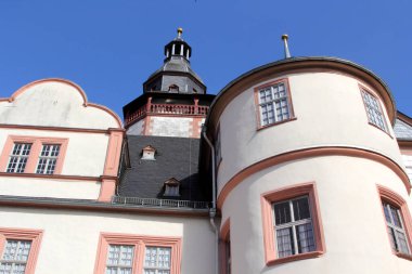 Weilburg Kalesi, Hesse, Almanya. Weilburg Şatosu Hesse, Almanya 'daki en önemli barok saraylarından biridir. Weilburg, Limburg-Weilburg bölgesinin en büyük üçüncü şehridir..