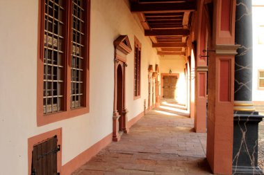 Weilburg Kalesi, Hesse, Almanya. Weilburg Şatosu Hesse, Almanya 'daki en önemli barok saraylarından biridir. Weilburg, Limburg-Weilburg bölgesinin en büyük üçüncü şehridir..