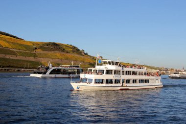 Ren nehrindeki trafiğin manzarası. Ruedesheim am Rhein, Almanya.