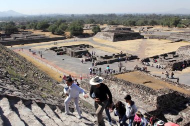 Meksika 'daki Teotihuacan Piramitleri, Meksika Havzası' ndaki arkeolojik alanın bir parçasıdır. Meksiko 'nun 48 km kuzeydoğusunda, Kolomb öncesi Amerika' da inşa edilmiş en büyük piramit yapılarından bazıları yer almaktadır..