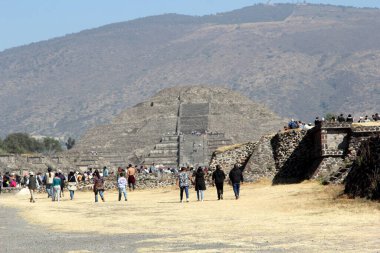 Meksika 'daki Teotihuacan Piramitleri, Meksika Havzası' ndaki arkeolojik alanın bir parçasıdır. Meksiko 'nun 48 km kuzeydoğusunda, Kolomb öncesi Amerika' da inşa edilmiş en büyük piramit yapılarından bazıları yer almaktadır..