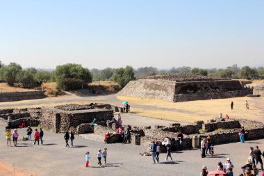Meksika 'daki Teotihuacan Piramitleri, Meksika Havzası' ndaki arkeolojik alanın bir parçasıdır. Meksiko 'nun 48 km kuzeydoğusunda, Kolomb öncesi Amerika' da inşa edilmiş en büyük piramit yapılarından bazıları yer almaktadır..