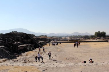 Meksika 'da Teotihuacan' ı ziyaret ediyorum. Meksiko 'nun 48 km kuzeydoğusunda, Meksiko Havzası' ndaki arkeolojik alanın bir parçasıdır. Kolomb öncesi Amerika 'da inşa edilmiş en büyük piramit yapılarından bazılarını içerir..