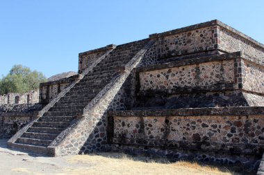 Meksika 'da Teotihuacan' ı ziyaret ediyorum. Meksiko 'nun 48 km kuzeydoğusunda, Meksiko Havzası' ndaki arkeolojik alanın bir parçasıdır. Kolomb öncesi Amerika 'da inşa edilmiş en büyük piramit yapılarından bazılarını içerir..