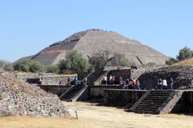 Meksika 'da Teotihuacan' ı ziyaret ediyorum. Meksiko 'nun 48 km kuzeydoğusunda, Meksiko Havzası' ndaki arkeolojik alanın bir parçasıdır. Kolomb öncesi Amerika 'da inşa edilmiş en büyük piramit yapılarından bazılarını içerir..