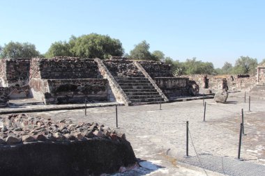 Meksika 'da Teotihuacan' ı ziyaret ediyorum. Meksiko 'nun 48 km kuzeydoğusunda, Meksiko Havzası' ndaki arkeolojik alanın bir parçasıdır. Kolomb öncesi Amerika 'da inşa edilmiş en büyük piramit yapılarından bazılarını içerir..