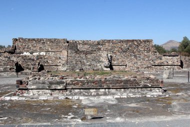 Meksika 'da Teotihuacan' ı ziyaret ediyorum. Meksiko 'nun 48 km kuzeydoğusunda, Meksiko Havzası' ndaki arkeolojik alanın bir parçasıdır. Kolomb öncesi Amerika 'da inşa edilmiş en büyük piramit yapılarından bazılarını içerir..