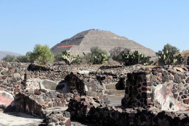 Meksika 'da Teotihuacan' ı ziyaret ediyorum. Meksiko 'nun 48 km kuzeydoğusunda, Meksiko Havzası' ndaki arkeolojik alanın bir parçasıdır. Kolomb öncesi Amerika 'da inşa edilmiş en büyük piramit yapılarından bazılarını içerir..