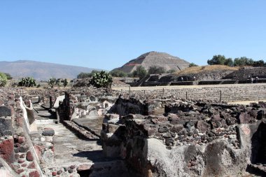 Meksika 'daki Teotihuacan Piramitleri, Meksika Havzası' ndaki arkeolojik alanın bir parçasıdır. Meksiko 'nun 48 km kuzeydoğusunda, Kolomb öncesi Amerika' da inşa edilmiş en büyük piramit yapılarından bazıları yer almaktadır..