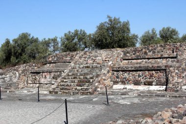 Meksika 'daki Teotihuacan Piramitleri, Meksika Havzası' ndaki arkeolojik alanın bir parçasıdır. Meksiko 'nun 48 km kuzeydoğusunda, Kolomb öncesi Amerika' da inşa edilmiş en büyük piramit yapılarından bazıları yer almaktadır..