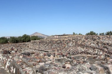 Meksika 'daki Teotihuacan Piramitleri, Meksika Havzası' ndaki arkeolojik alanın bir parçasıdır. Meksiko 'nun 48 km kuzeydoğusunda, Kolomb öncesi Amerika' da inşa edilmiş en büyük piramit yapılarından bazıları yer almaktadır..