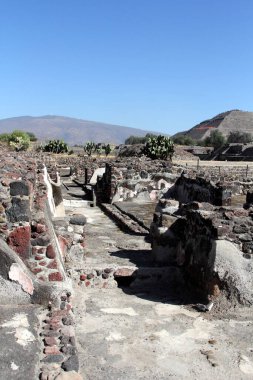 Meksika 'daki Teotihuacan Piramitleri, Meksika Havzası' ndaki arkeolojik alanın bir parçasıdır. Meksiko 'nun 48 km kuzeydoğusunda, Kolomb öncesi Amerika' da inşa edilmiş en büyük piramit yapılarından bazıları yer almaktadır..