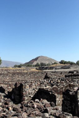 Meksika 'daki Teotihuacan Piramitleri, Meksika Havzası' ndaki arkeolojik alanın bir parçasıdır. Meksiko 'nun 48 km kuzeydoğusunda, Kolomb öncesi Amerika' da inşa edilmiş en büyük piramit yapılarından bazıları yer almaktadır..