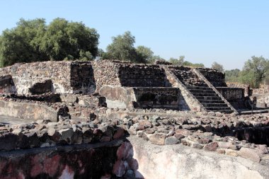 Meksika 'daki Teotihuacan Piramitleri, Meksika Havzası' ndaki arkeolojik alanın bir parçasıdır. Meksiko 'nun 48 km kuzeydoğusunda, Kolomb öncesi Amerika' da inşa edilmiş en büyük piramit yapılarından bazıları yer almaktadır..