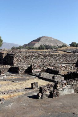 Meksika 'daki Teotihuacan Piramitleri, Meksika Havzası' ndaki arkeolojik alanın bir parçasıdır. Meksiko 'nun 48 km kuzeydoğusunda, Kolomb öncesi Amerika' da inşa edilmiş en büyük piramit yapılarından bazıları yer almaktadır..