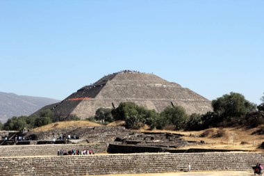 Meksika 'daki Teotihuacan Piramitleri, Meksika Havzası' ndaki arkeolojik alanın bir parçasıdır. Meksiko 'nun 48 km kuzeydoğusunda, Kolomb öncesi Amerika' da inşa edilmiş en büyük piramit yapılarından bazıları yer almaktadır..