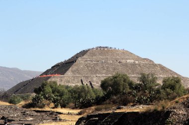 Meksika 'daki Teotihuacan Piramitleri, Meksika Havzası' ndaki arkeolojik alanın bir parçasıdır. Meksiko 'nun 48 km kuzeydoğusunda, Kolomb öncesi Amerika' da inşa edilmiş en büyük piramit yapılarından bazıları yer almaktadır..
