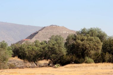Meksika 'daki Teotihuacan Piramitleri, Meksika Havzası' ndaki arkeolojik alanın bir parçasıdır. Meksiko 'nun 48 km kuzeydoğusunda, Kolomb öncesi Amerika' da inşa edilmiş en büyük piramit yapılarından bazıları yer almaktadır..