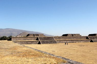 Meksika 'daki Teotihuacan Piramitleri, Meksika Havzası' ndaki arkeolojik alanın bir parçasıdır. Meksiko 'nun 48 km kuzeydoğusunda, Kolomb öncesi Amerika' da inşa edilmiş en büyük piramit yapılarından bazıları yer almaktadır..