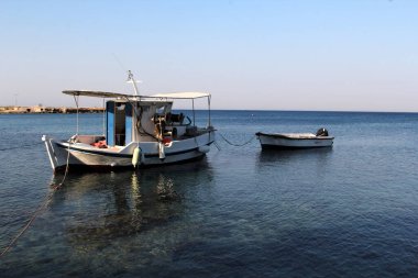 Yunan adasının limanında bir balıkçı teknesi
