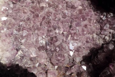 Bir doku veya arkaplan olarak mineral mor Ametist kristal kuvars