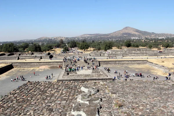 メキシコのTeotihuacanピラミッドは メキシコの盆地の考古学的遺跡の一部であり メキシコ市の北東約30マイル に位置し コロンビア以前のアメリカ大陸で建設された最大のピラミッド構造のいくつかが含まれています — ストック写真