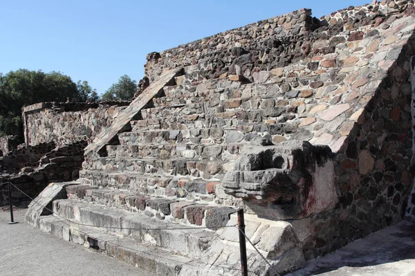 メキシコのTeotihuacanを訪問 メキシコ湾の考古学遺跡の一部であり メキシコ市の北東約48キロメートルに位置し コロンビア以前のアメリカ大陸で建設された最大のピラミッド構造のいくつかが含まれている — ストック写真