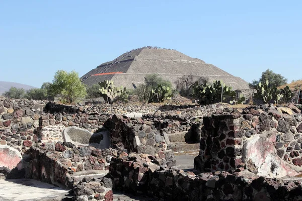 メキシコのTeotihuacanを訪問 メキシコ湾の考古学遺跡の一部であり メキシコ市の北東約48キロメートルに位置し コロンビア以前のアメリカ大陸で建設された最大のピラミッド構造のいくつかが含まれている — ストック写真