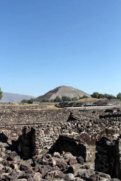 メキシコのTeotihuacanピラミッドは メキシコの盆地の考古学的遺跡の一部であり メキシコ市の北東約30マイル に位置し コロンビア以前のアメリカ大陸で建設された最大のピラミッド構造のいくつかが含まれています — ストック写真