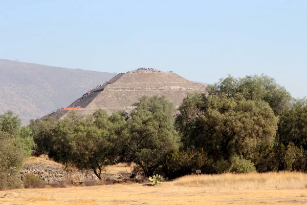 Meksika 'daki Teotihuacan Piramitleri, Meksika Havzası' ndaki arkeolojik alanın bir parçasıdır. Meksiko 'nun 48 km kuzeydoğusunda, Kolomb öncesi Amerika' da inşa edilmiş en büyük piramit yapılarından bazıları yer almaktadır..