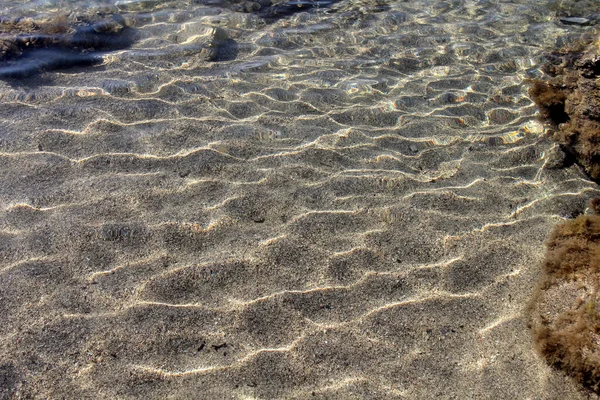 背景として砂のビーチの上のクリスタルクリア水 — ストック写真
