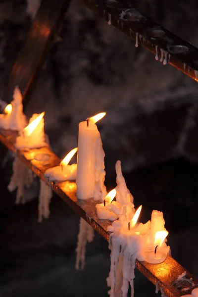 Oración Encendiendo Velas Cera Una Iglesia Sobre Fondo Oscuro — Foto de Stock